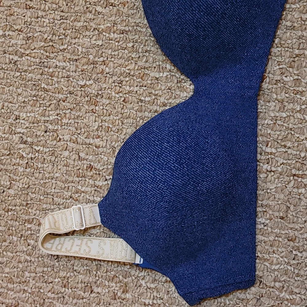 Victoria's Secret Wireless Tshirt lined bra